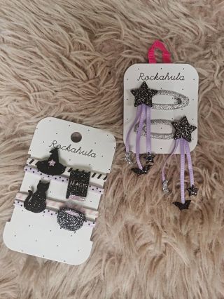 🌸NOVÉ sponečky a gumičky od @rockahulakid🌸 Malé detaily, které dokáží rozzářit každý účes💖. Barevné, třpytivé a hravé –...