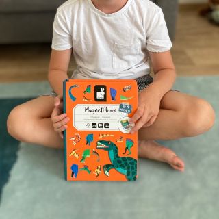 🦖 Magnetická kniha Dinosauři – Janod 🦕 Děti si mohou skládat dinosaury podle předloh nebo tvořit vlastní prehistorické...